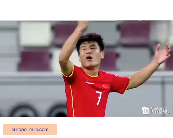 中国男足主场鏖战沙特武磊错失关键进球机会 中国男足主场鏖战沙特武磊错失关键进球机会